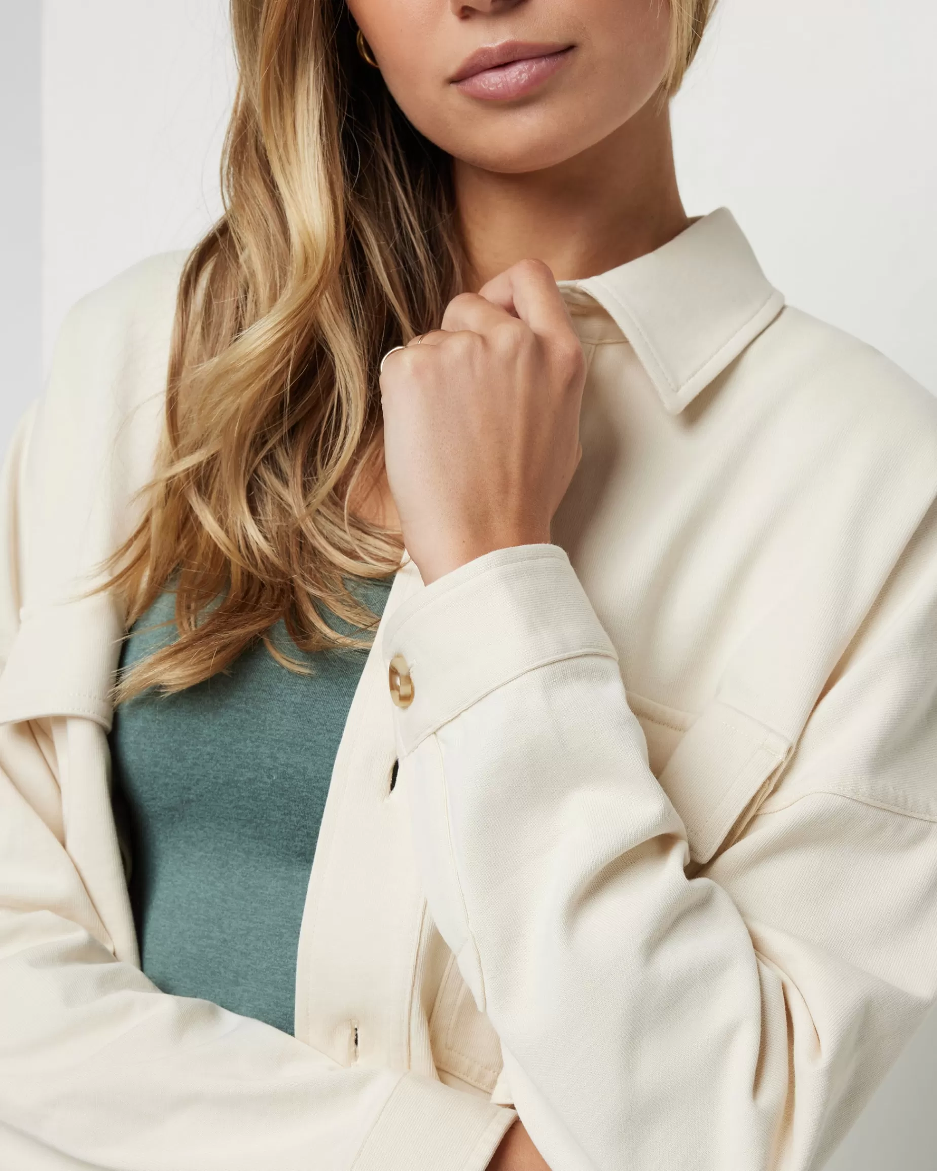 Vuori Mackenzie Cropped Shirt Jacket Natural Discount