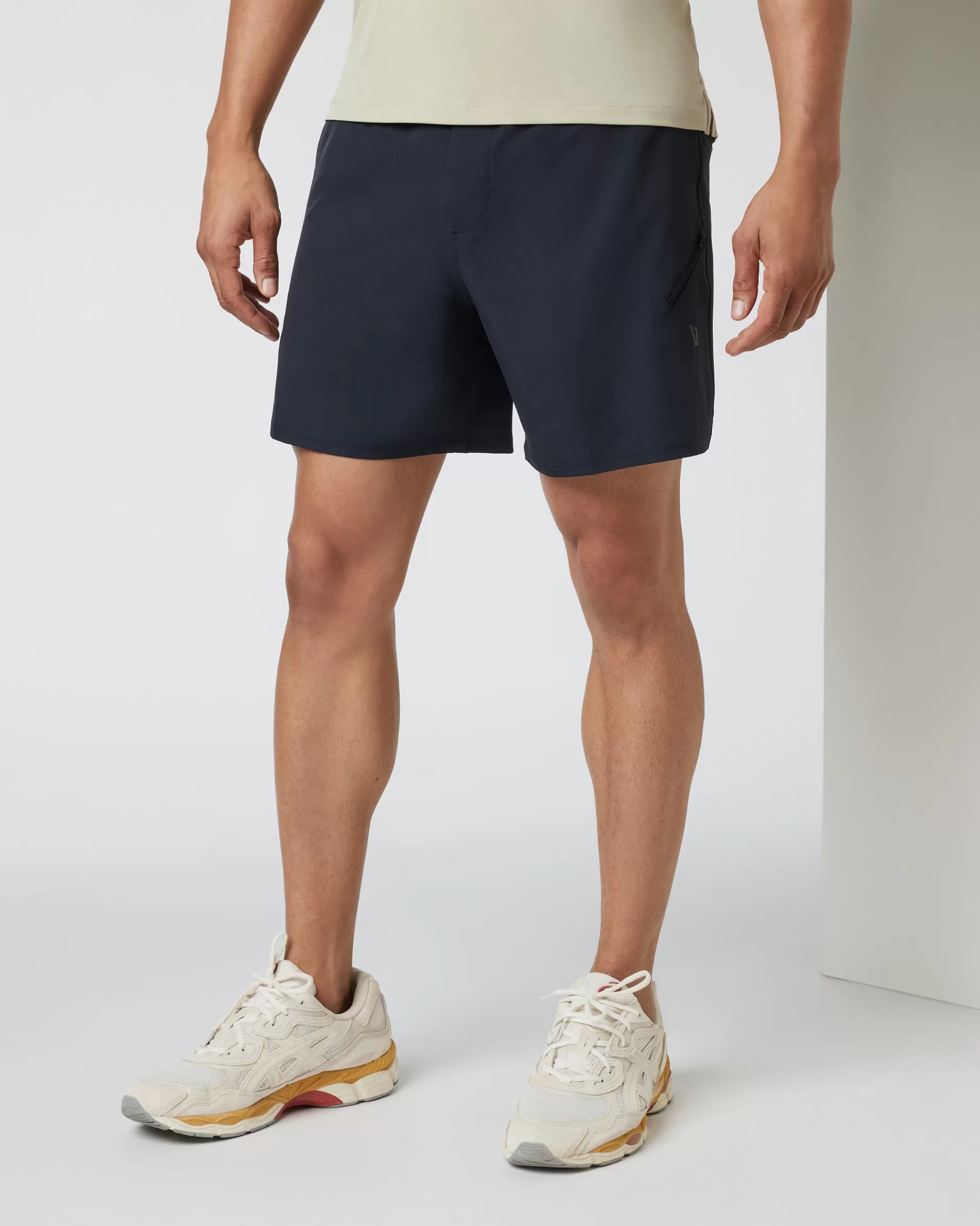 Vuori Qualify Run Short Lined 6" Black Hot