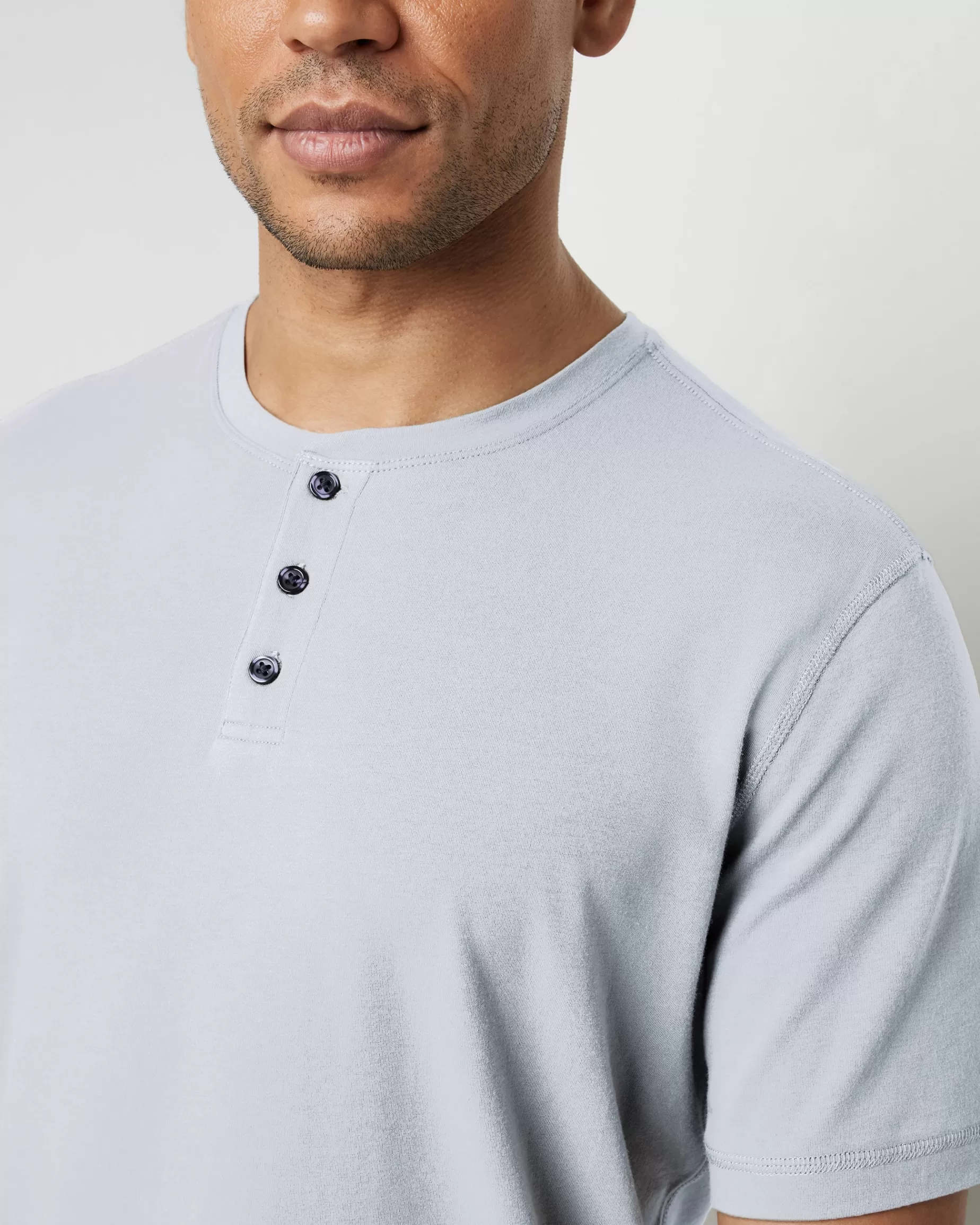 Vuori Short-Sleeve Ever Henley FrostGrey Hot