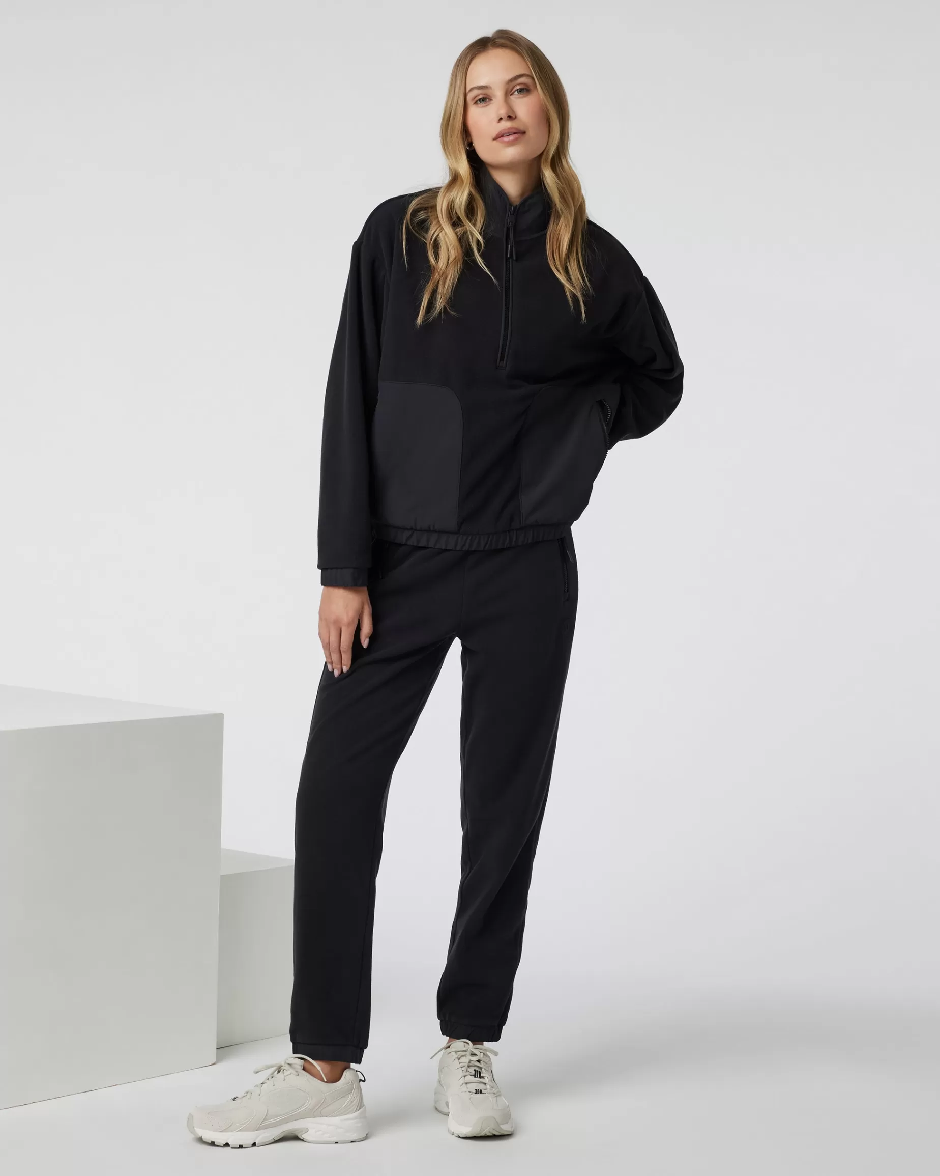 Vuori Women's Aspen Half Zip Black Outlet